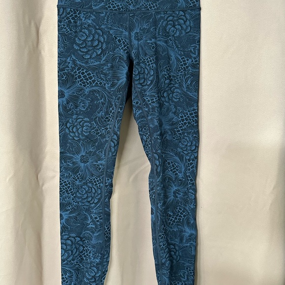 Size 6 Lululemon patterned pants/tights - Picture 3 of 3